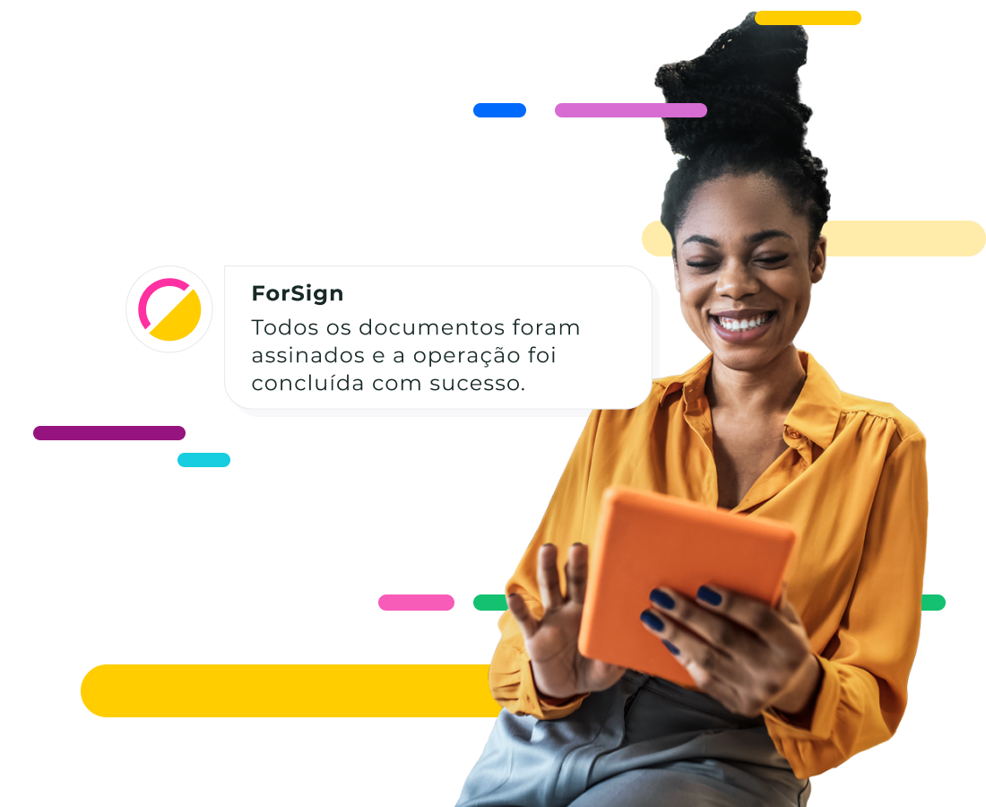 Mulher sorrindo ao olhar para o tablet e uma notificação informando que todos os documentos foram assinados com sucesso.