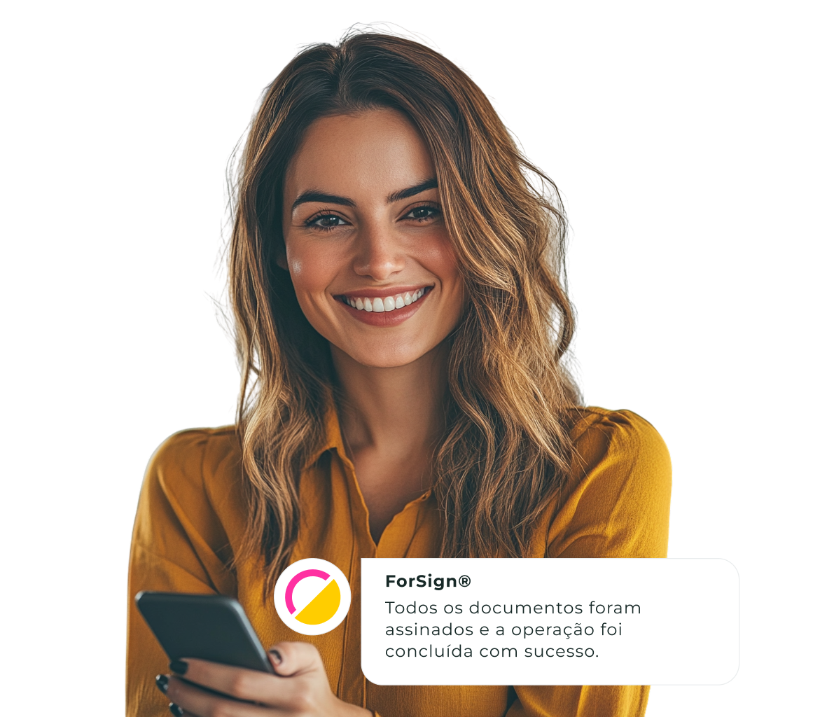 Mulher sorrindo satisfeita que seus contratos foram assinados com sucesso